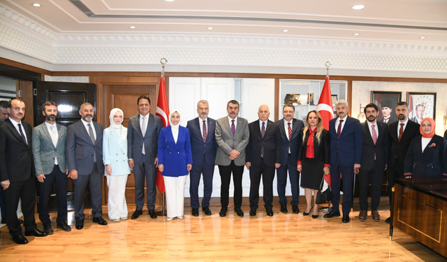 Bakan Yusuf Tekin, Büyükşehir Belediyesini ziyaret etti