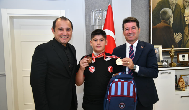 Türkiye şampiyonu Berat Efe, Başkan Kaya’yı ziyaret etti