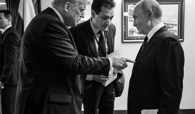 Trump’tan Putin’e sert mesaj! Tarihi karede beden dili dikkat çekti