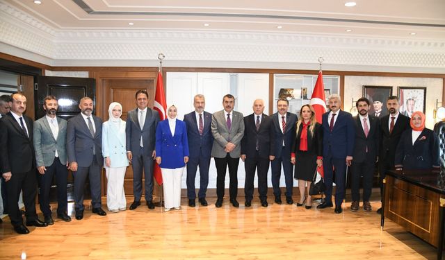 Bakan Yusuf Tekin Büyükşehir’i ziyaret etti