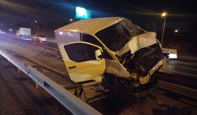 Kontrolden çıkan panelvan bariyere girdi!