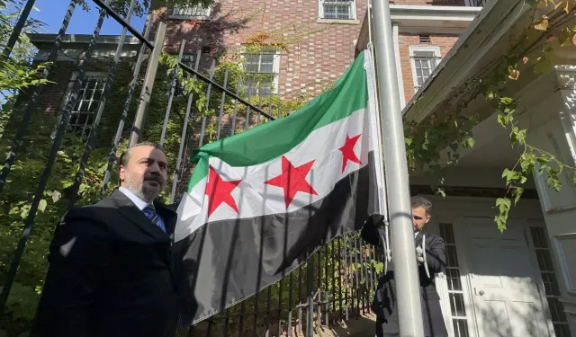 Suriye bayrağı Washington’da yeniden göndere çekildi
