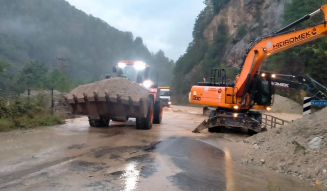 Rize-Erzurum karayolu İkizdere santral mevkiinde dere taşkını nedeniyle ulaşıma kapandı