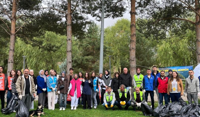 Bayburt'ta gönüllüler Yenişehir Parkı'nda çevre temizliği yaptı