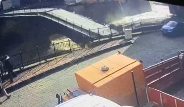 Tarihi köprünün yıkılma anı kamerada