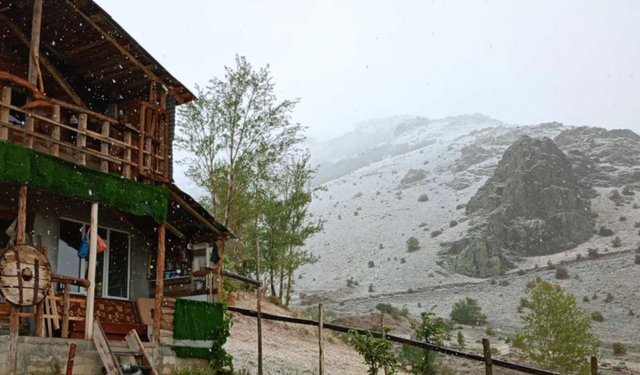 Bayburt'un yüksek rakımlı köylerinde kar yağışı etkili oldu