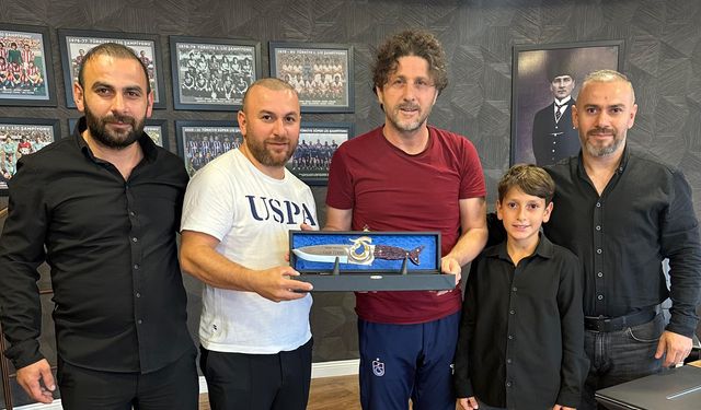 Sürmeneli ustadan Fatih Tekke’ye anlamlı hediye