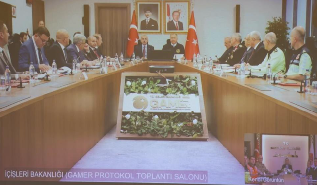 Bakan Yerlikaya ve Uraloğlu, valilerle VKS üzerinden toplantı yaptı