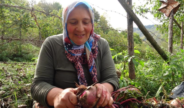 Giresun’da kadınlar geleneksel yöntemlerle kışlık yiyeceklerini hazırlıyor