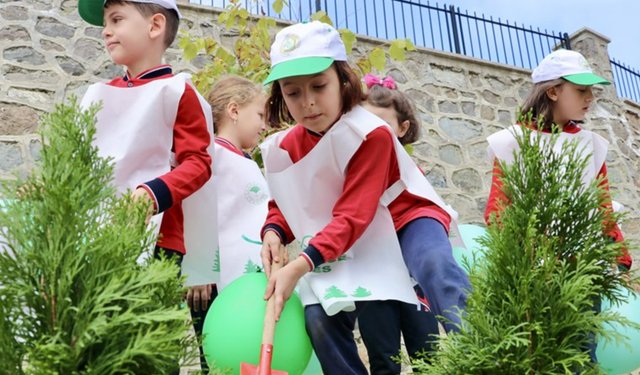 Trabzon'da ilkokul öğrencileri fidan dikti