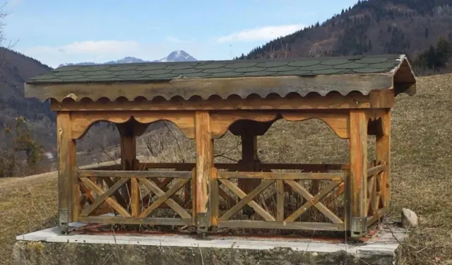 Babasına çardak görünümlü  mezarlık yaptırdı!