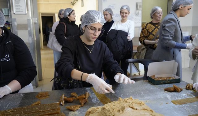 İtalyan Erasmus öğrencileri Gümüşhane'de pestil-köme ustası oldu