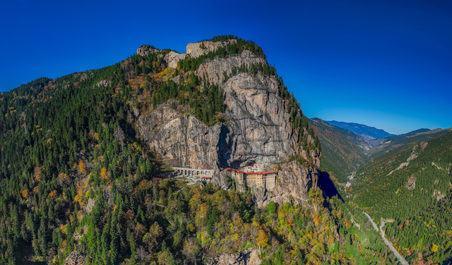 Tarihi Sümela ile Vazelon manastırları sonbaharın tonlarıyla renklendi!