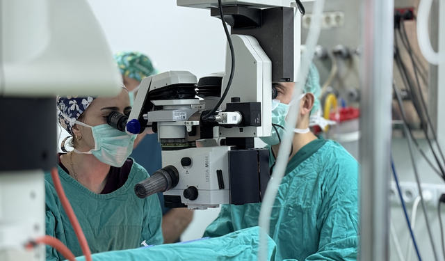 Tek gözüne yapılan kornea nakli 71 yaşındaki hastaya umut oldu!