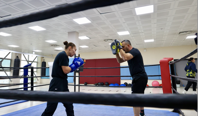 Gamze öğretmeninin tavsiyesiyle başladığı boksta şampiyonluk için hazırlanıyor