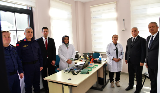 Vali Aziz Yıldırım, Çarşıbaşı Yavuz Aile Sağlığı Merkezi'ni ziyaret etti