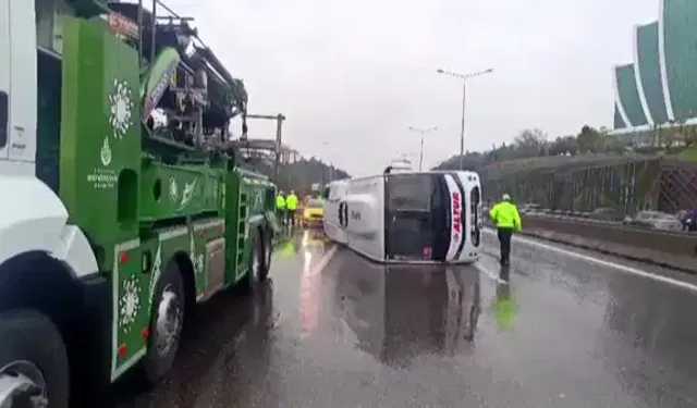 Maltepe’de servis minibüsü devrildi: 5 yaralı