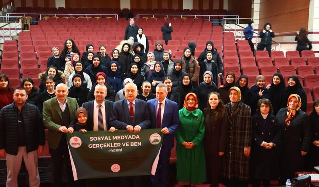 Celal Hoca gençlerle bir araya gelerekideal gençliği anlattı