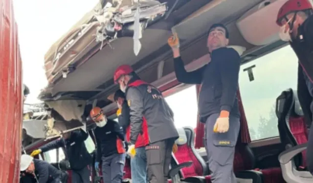 Yolcu otobüsü otoyolda TIR’a çarptı! 6 ölü, 11 yaralı