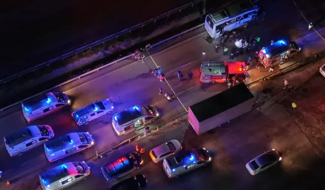 Mahkum  taşıyan midibüs devrildi