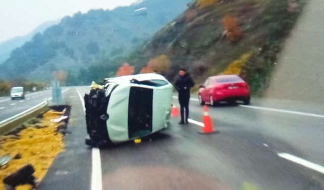 Otomobil yan yattı: 4 yaralı