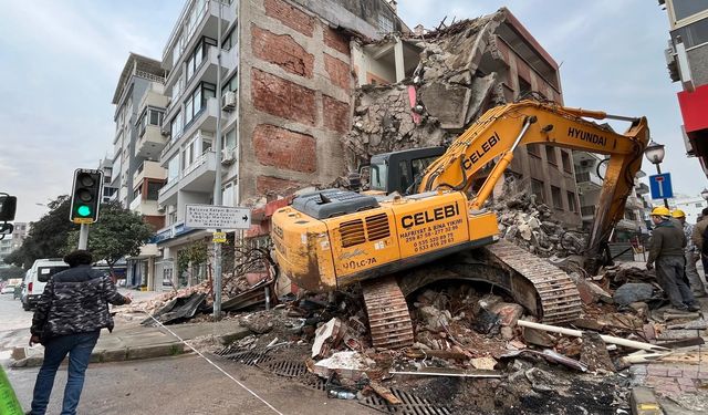 Kentsel dönüşüm yıkımı: Komşu binada hasar oluştu
