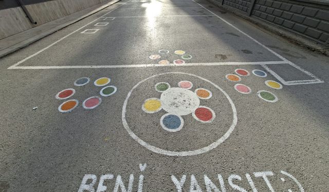 Gönüllü öğrencilerden ilkokula renkli dokunuş