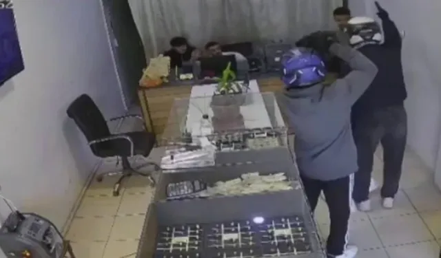 3 dakikada  3 kilo altınla kaçtılar! Korku dolu anlar kamerada