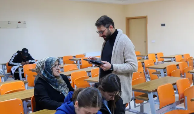 Anne ve kızı  aynı sınavda! Üniversiteyi kazandı kızına rakip oldu