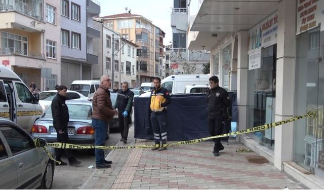 Darp edilen kişi apartman girişinde ölü bulundu