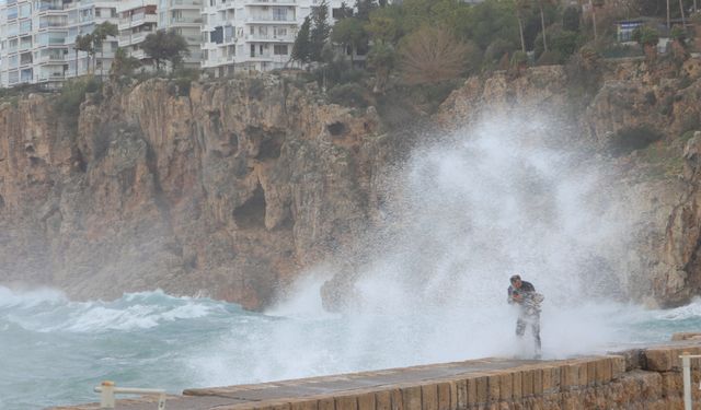 Şiddetli rüzgardan çatı uçtu, aracın üzerine tabela devrildi, elektrik telleri koptu!
