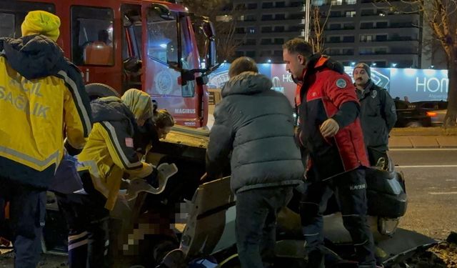 Takla atan otomobilde sıkışan arkadaşının başından bir an olsun ayrılmadı!