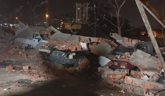 Bursa'da lodos duvarı devirdi