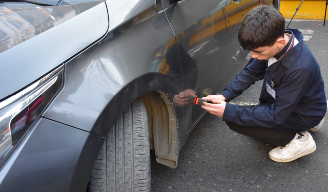 Trabzon'da araçların bakımını yaparak öğrendiklerini pratiğe döken meslek liseliler saha tecrübesi kazanıyor!