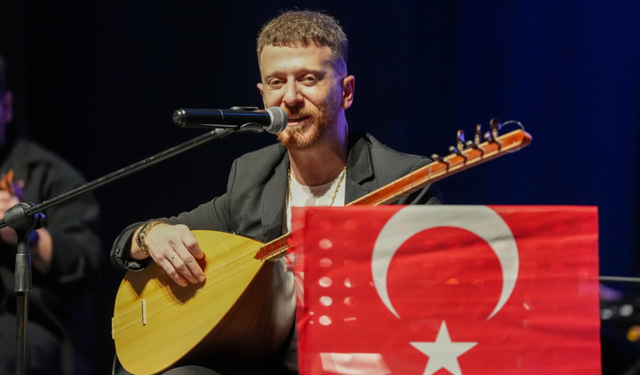 Volkan Arslan’dan Türk bayrağıyla anlamlı konser