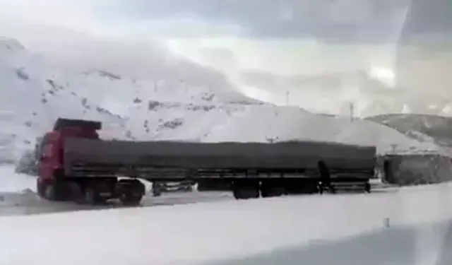 Erzincan-Erzurum kara yolunda TIR kazası: Yol tek yönlü ulaşıma kapandı