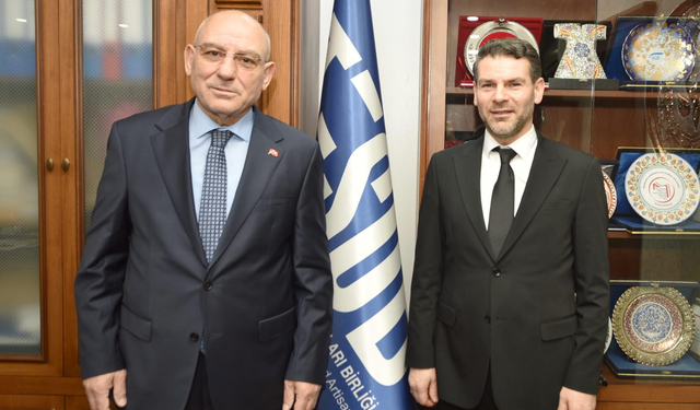 Trabzon Konfeksiyoncular ve Tuhafiyeciler Esnaf Odası yönetiminden Başkan Kara'ya ziyaret