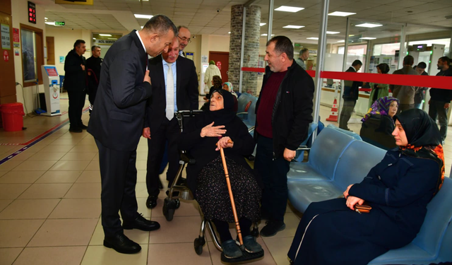 Trabzon Valisi Şahin'den hastalara anlamlı ziyaret