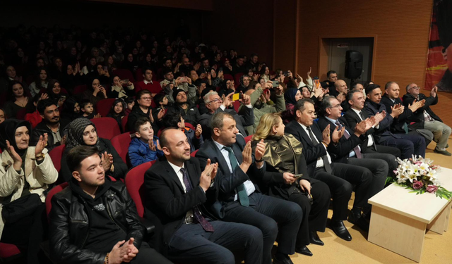 İlçelerde tiyatro şöleni sürüyor