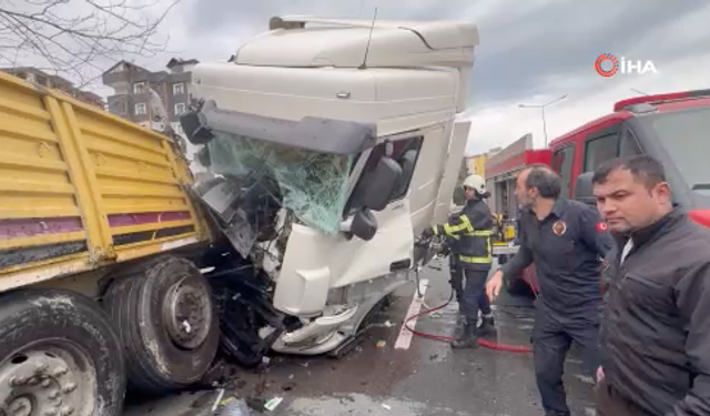 Rize’de park halindeki tıra çarpan tır kazası: 1’i ağır 4 yaralı