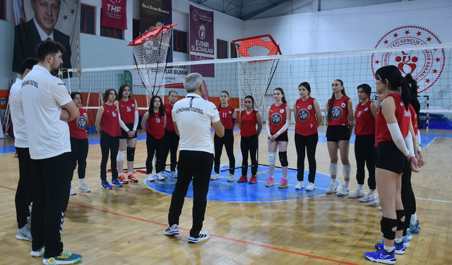 Tecrübeli başantrenör Ümit Terzi, eski öğrencileriyle eleceğin voleybolcularını yetiştiriyor