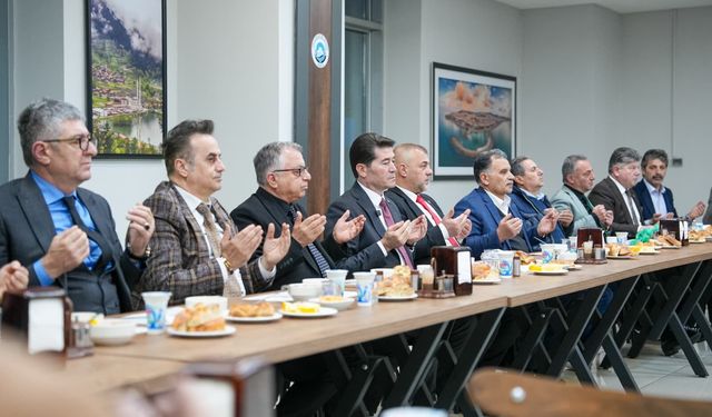 Başkan Kaya, Ortahisar'daki muhtarları iftar sofrasında ağırladı!
