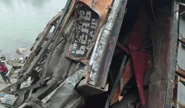 Katliam gibi kaza! Otobüs nehre düştü: 17 ölü