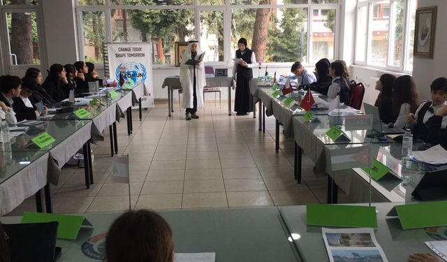 Trabzon’da örnek etkinlik: Öğrenciler dünya sorunlarına çözüm aradı