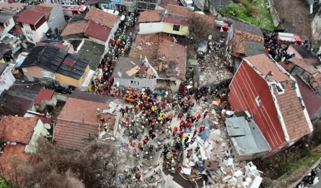 İki binanın çöktüğü mahallenin sakinleri  o anları anlattı...