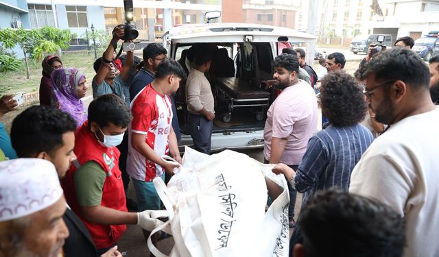 Yolcu otobüsü nehre düştü: 24 ölü