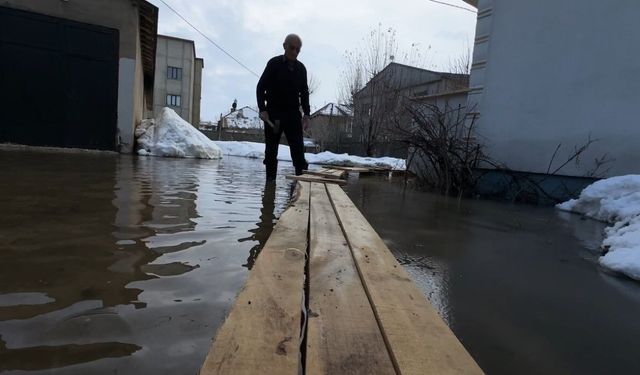 Yüksekova’da Venedik çilesi: Evlere giriş tahtadan köprülerle sağlanıyor