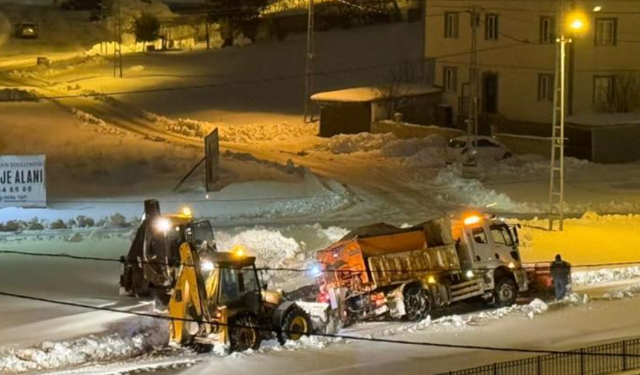 Bayburt’ta kara saplanan tuzlama aracı kepçe ve halat yardımıyla çekildi