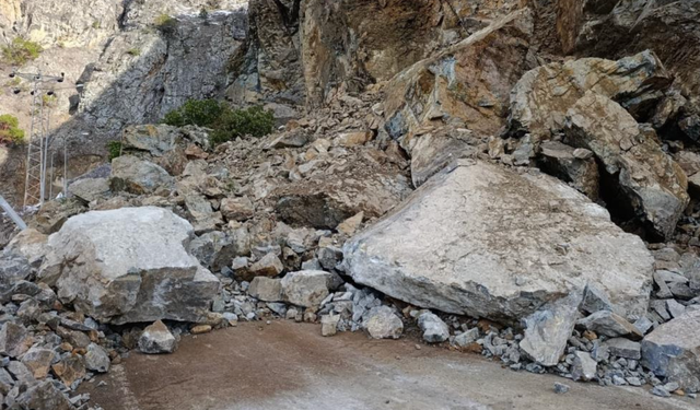 Gümüşhane-Giresun karayolu heyelan nedeniyle ulaşıma kapandı!