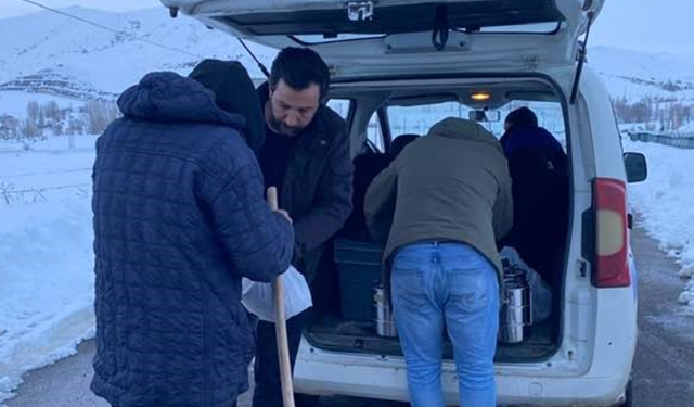 Demirözü’nde vatandaşlara ramazan ayında sıcak yemek ulaştırılıyor